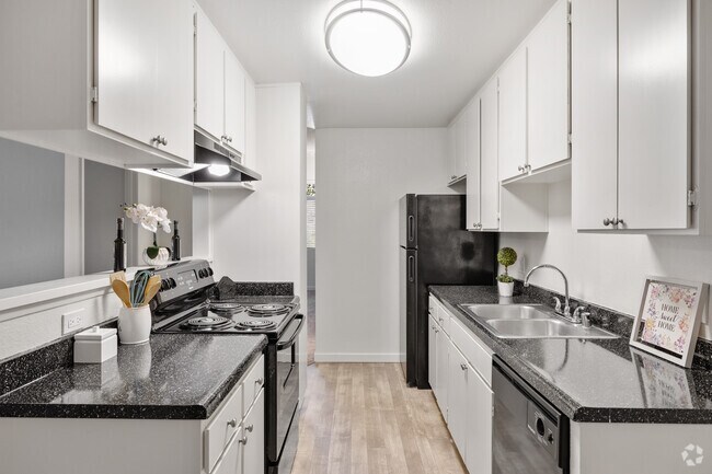 2BR, 1BA - 825SF - Kitchen