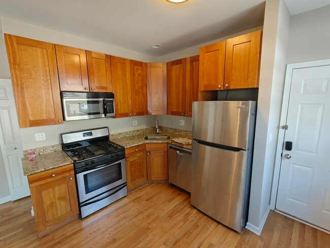Building Photo - 4946 N Ridgeway Ave Unit 2