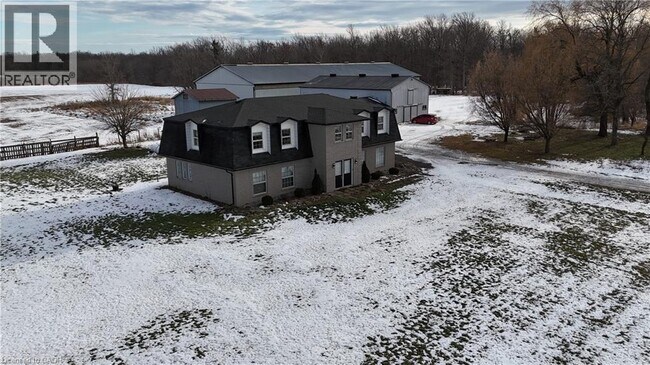 Photo - 38 ELEVENTH Road E