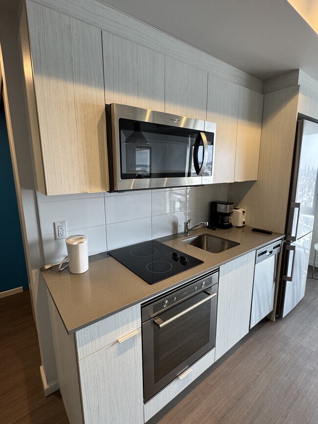 Photo - 105 Champagne Ave S