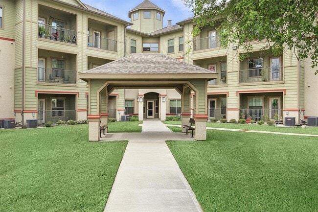 Building Photo - 200 W Yoakum Ave Rental