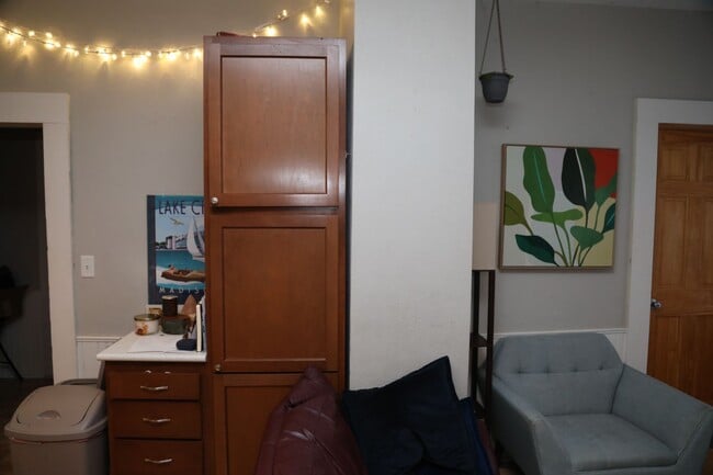 Building Photo - 3 Bedroom with Laundry and Off Street Park... Unit 411
