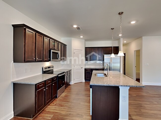 Photo - 885 Headland Wy