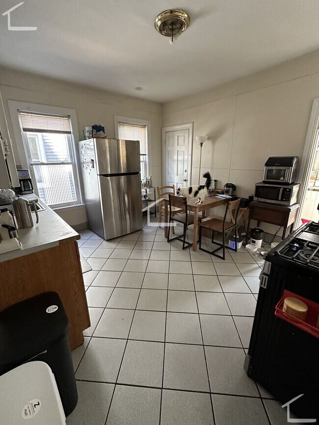 Building Photo - Huge 4 bed in Allston....