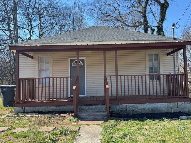 Building Photo - Two Bedroom, 1 Bath House in Columbia! Apply-your application fee will be credited to your first ...