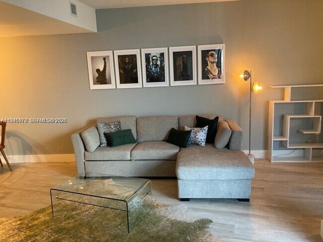 Photo - 121 NE 34th St Unidad 1914