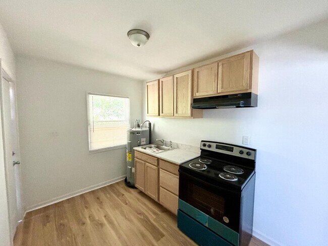 Photo - 729 Lincoln St S