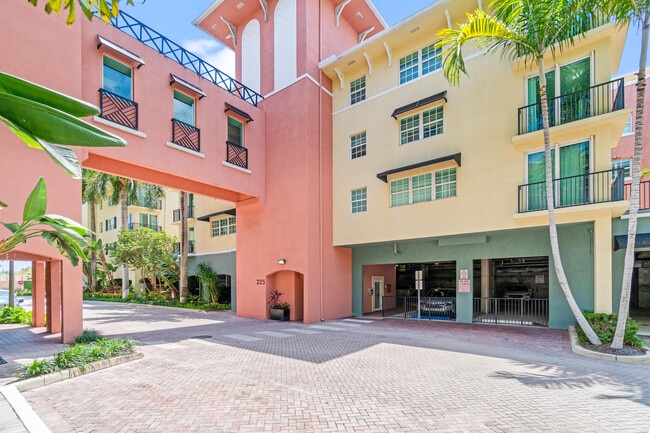 225 NE 1st St Unit 207