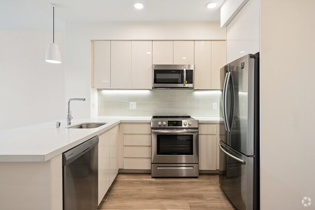 1BR, 1BA - 690SF - Kitchen