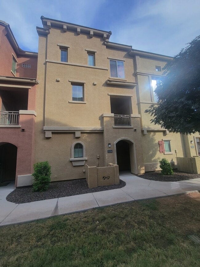 Building Photo - 900 S 94th St