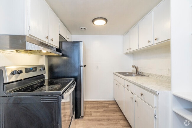 2BR, 2BA - 928SF - Kitchen - Tempe Terrace