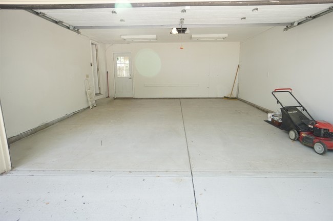 Building Photo - 5025 E Weaver Ave Rental