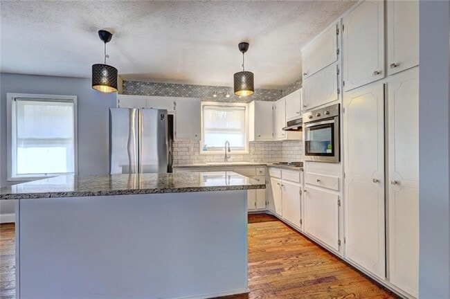 Photo - 667 Tara Cir SE