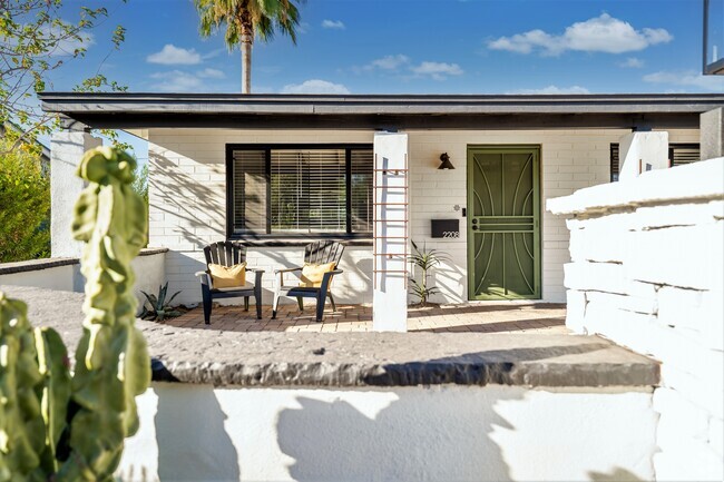 Building Photo - 2208 E Roma Ave Rental