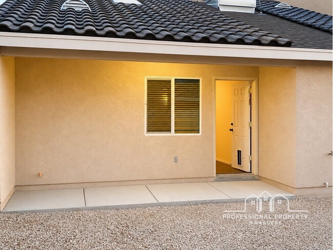 Building Photo - For Rent: 3-bedroom, 2-bathroom home in Desert Sky