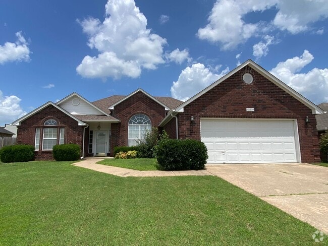Building Photo - Great location with easy highway access. Rental