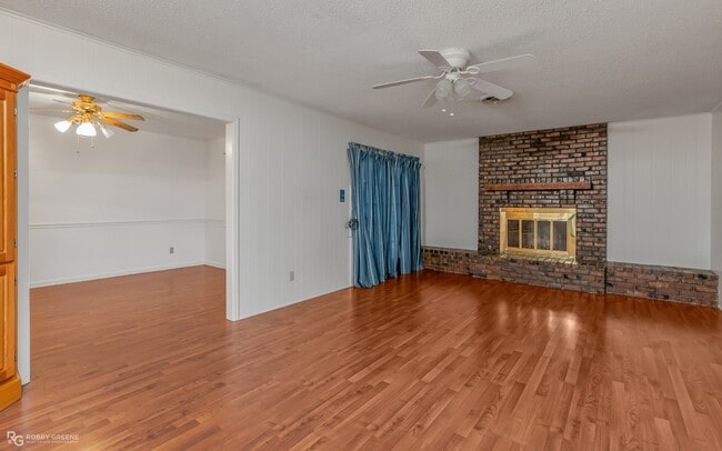 2424 Douglas Dr