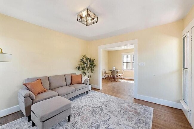 Building Photo - 1321 E 48th St