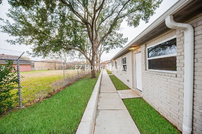 Building Photo - 5040 Mallow St Unit B Rental