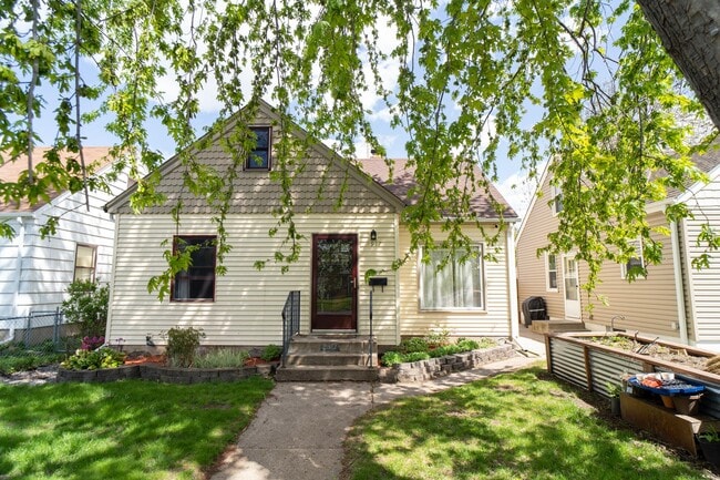 Building Photo - 2917 Hampshire Ave S