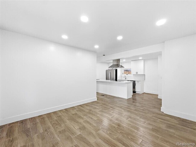 Photo - 2090 Moran Ave