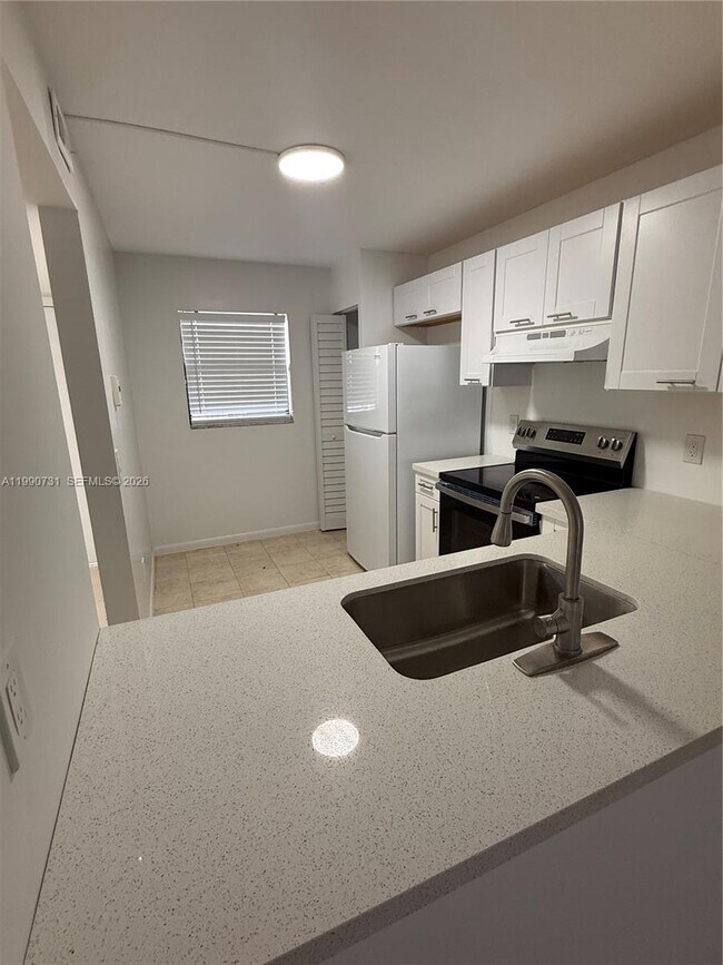 860 NE 207th Terrace Unit 8-106