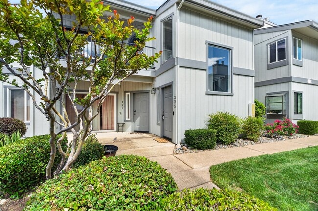 Photo - 2 Bedroom Condo for Rent in Redding CA | Pool, Spa, Fireplace, Balcony