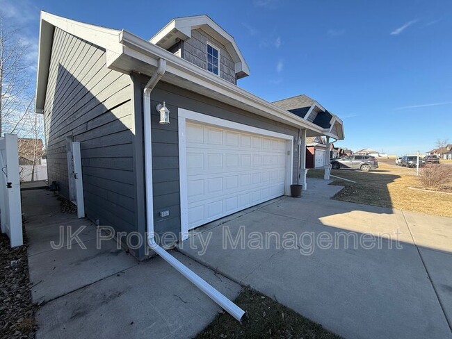 Photo - 716 49th St N