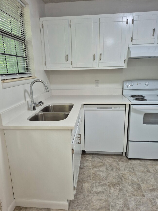 Photo - 146 Colemont Dr