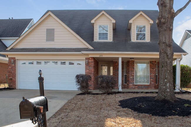 Photo - 1253 Greenwich Dr House
