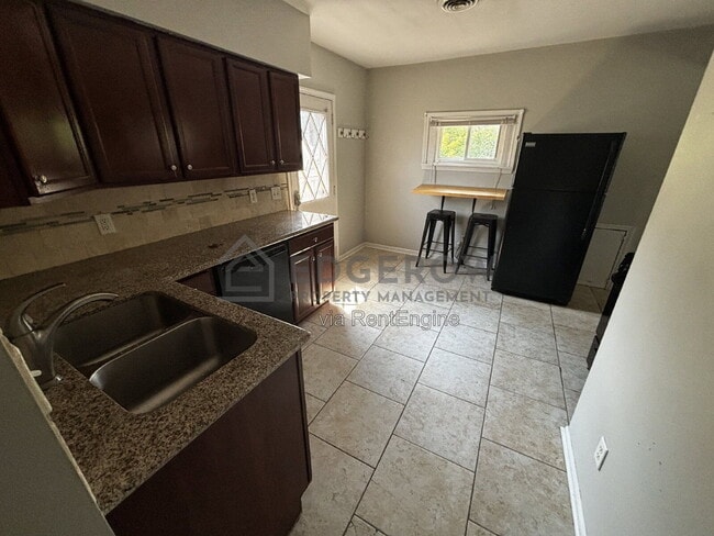 Photo - 354 Holmdene Blvd NE