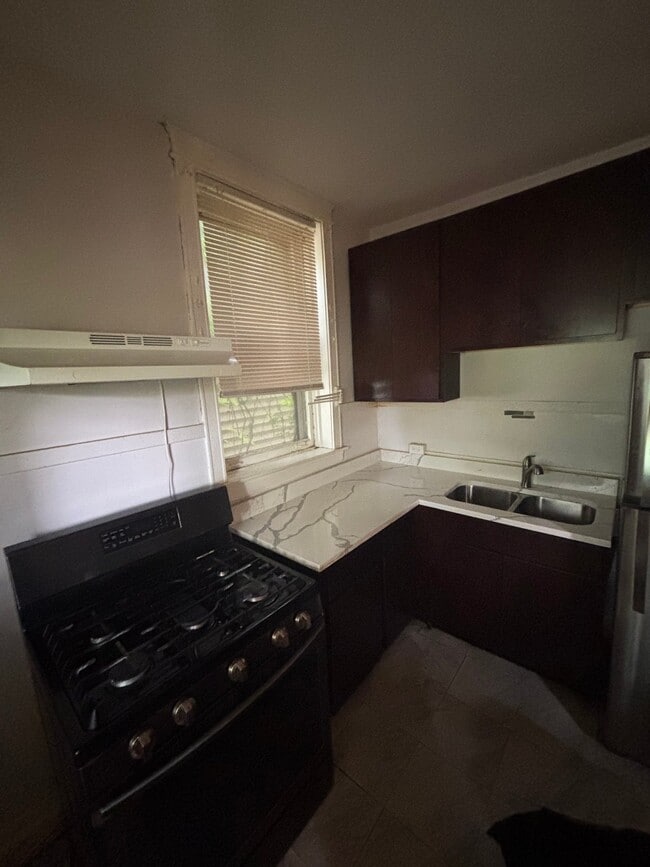 Photo - 708 W 61st Pl Unit 1