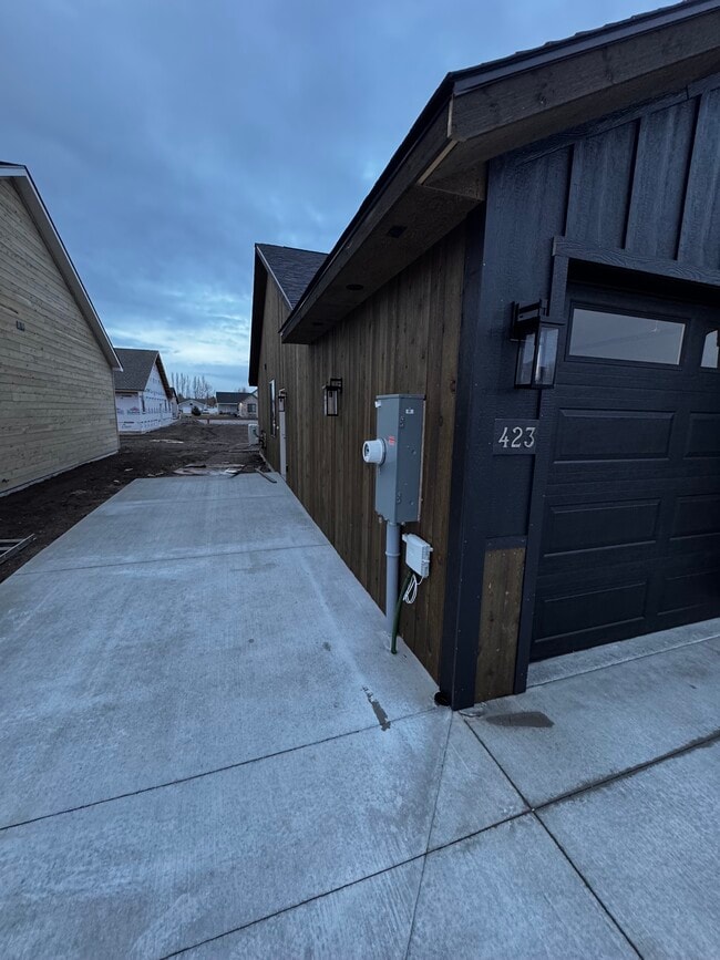 Side Apartment Entrance and Additional Parking Space - 423 Poppy St