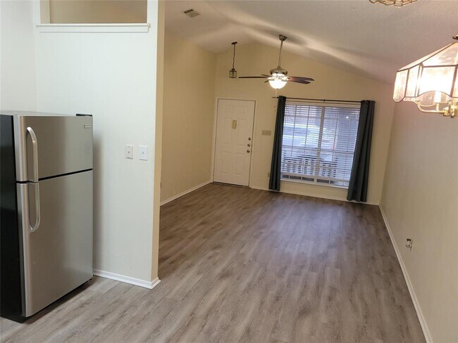 Photo - 1015 E Yager Ln Unidad 69