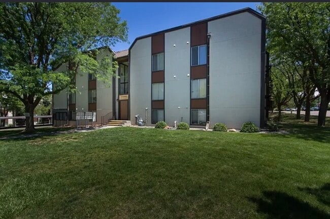 Building Photo - 3146 Lakeside Dr Unit 202