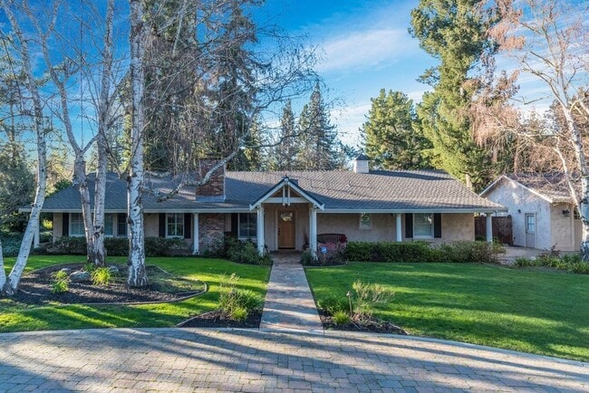 Building Photo - Gorgeous Property on Private Street conven... Rental