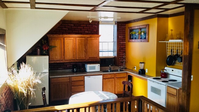 Building Photo - 1136 E 100 S Unit Carriage House