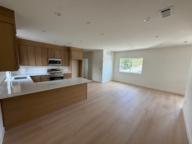 Building Photo - 10157 Swinton Ave