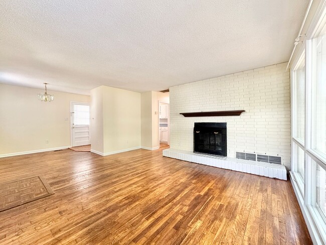 Photo - 505 Crestwood Dr