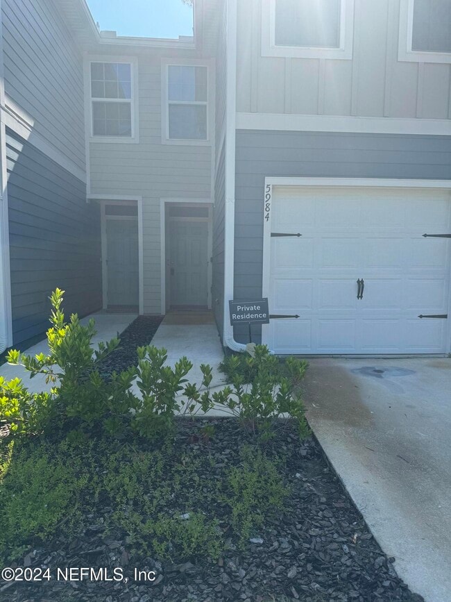 5984 Creekside Crossing Dr