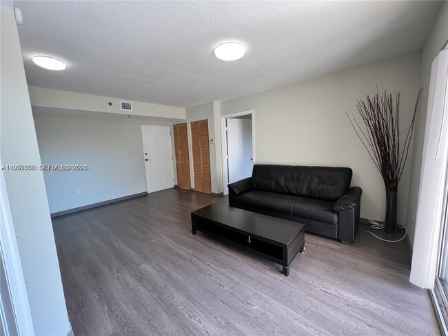 Photo - 637 SW 3rd St Unidad 306