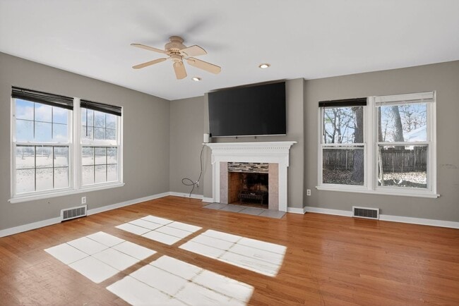 Photo - 800 W Joliet St