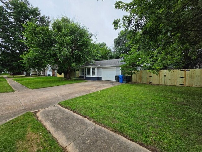 Photo - 3 Bedroom 2 Bath home in convenient location!