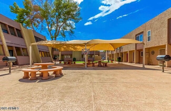 Building Photo - 700 W 14th St