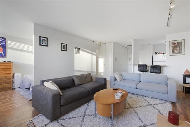 Photo - 1355 N Sandburg Terrace Unidad 303D