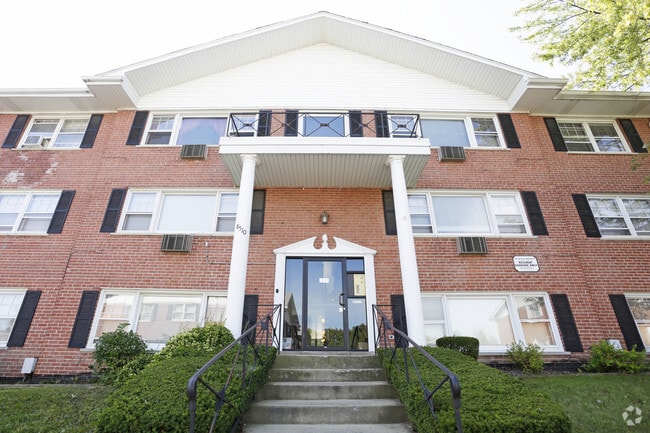 Colonial Court Apartments