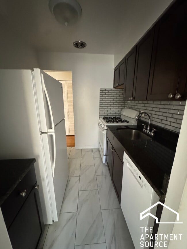 Building Photo - 6830 N Sheridan Rd Unit 473