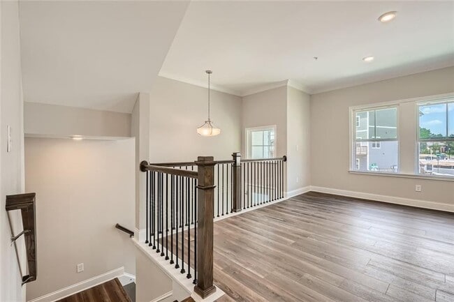 Photo - 461 Stagecoach Bnd SE