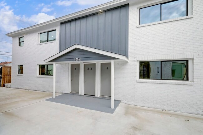 Building Photo - 2403 Cleburne St Unit 3