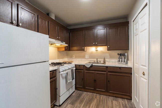 2BR, 1BA - 850SF - Kitchen